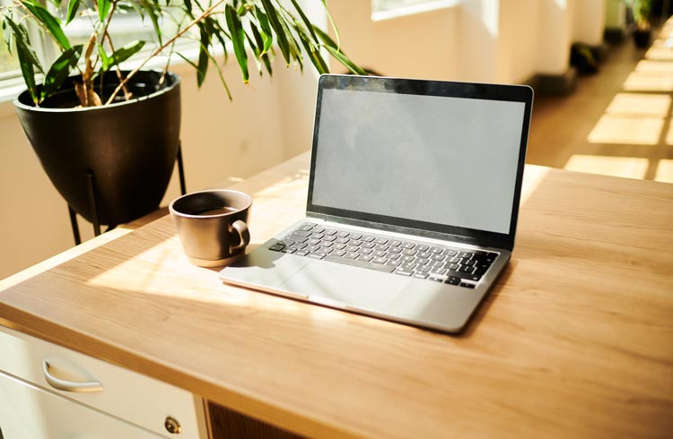 En laptop som står på ett skrivbord